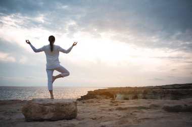Sakin kız açık havada asana pratik