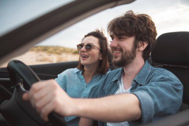 Neşeli çift aşık tatil keyif alıyor