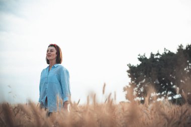 Güzel kız olgun çavdar sivri duruyor