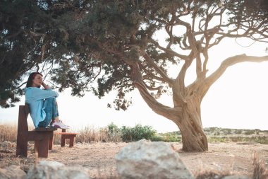 Sevimli genç kadın doğa üzerinde rahatlatıcı