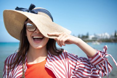 Neşeli genç kadın açık havada dinlenme