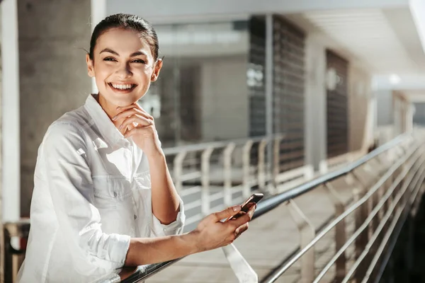 Señora contenta disfrutando del clima soleado y dispositivo — Foto de Stock