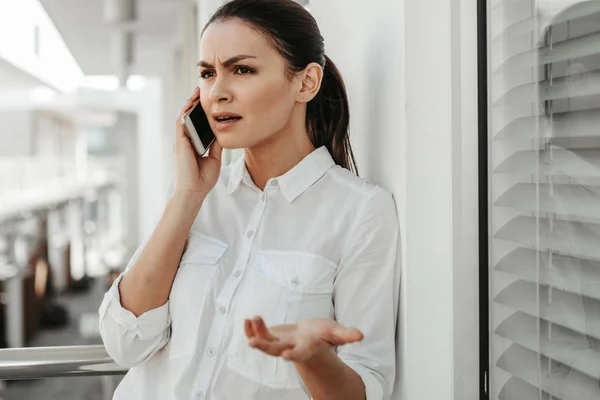 Besorgte Frau hat Probleme bei der Arbeit — Stockfoto