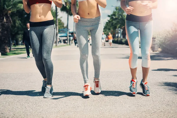 Alegre ajuste de las mujeres corriendo en el parque — Foto de Stock