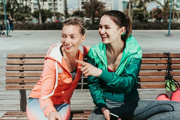 Mujeres deportivas despreocupadas hablando afuera —  Fotos de Stock