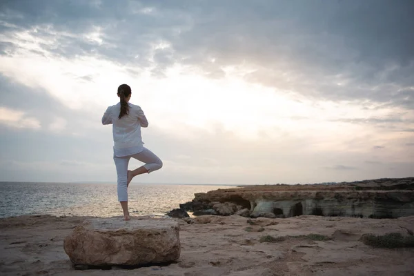 Vista Trasera Longitud Completa Mujer Piedra Grande Está Haciendo Yoga — Foto de Stock