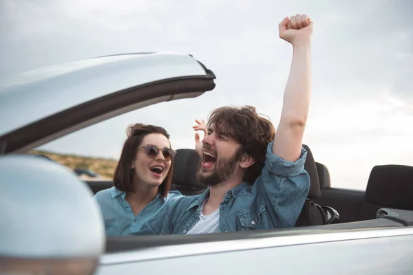 Alegre feliz pareja relajada está montando en auto — Foto de Stock