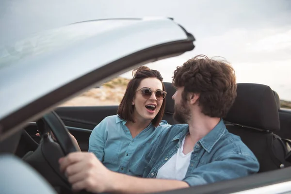 Приємний молодий чоловік і жінка їдуть на машині — стокове фото