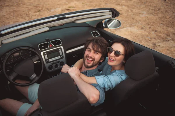 Optimistic boyfriend and girlfriend are enjoying summer vacation — Stock Photo, Image