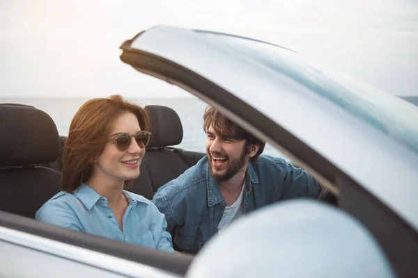 Vamos Allí Alegre Hombre Romántico Está Conduciendo Coche Con Techo —  Fotos de Stock