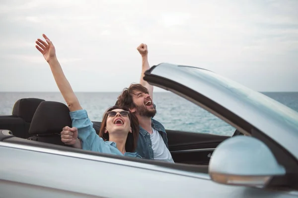 Optimistický, přítel a přítelkyně sedí v autě — Stock fotografie
