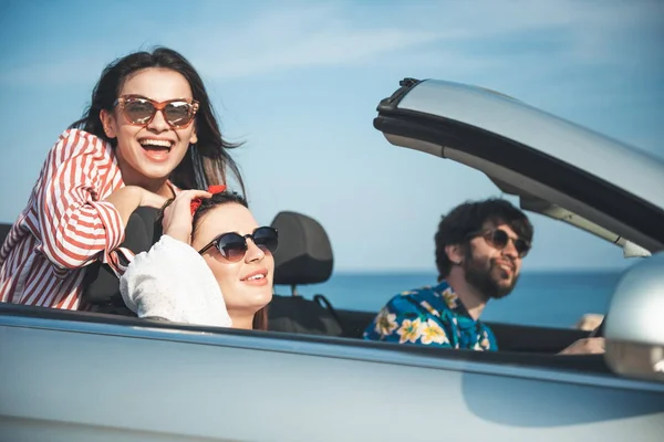 Optimistické mladí lidé mají cestu v auto — Stock fotografie