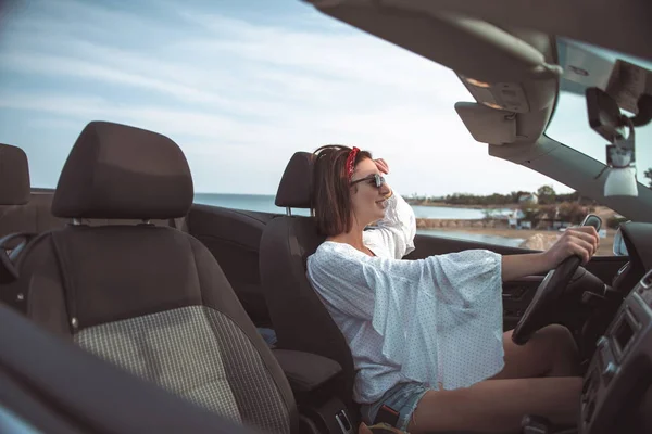 Optimistic girl is travelling by auto — Stock Photo, Image