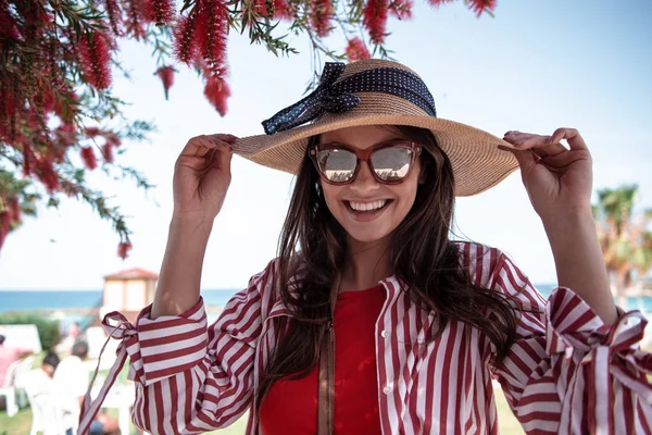 Optimistisches Mädchen verspürt Freude im Sommerurlaub — Stockfoto