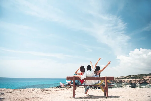 Позитивні молоді жінки насолоджуються відпусткою — стокове фото
