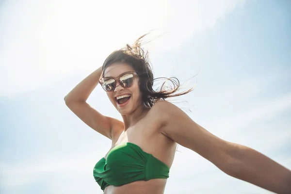 Deliziata ragazza carina sta riposando sulla spiaggia — Foto Stock