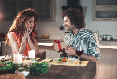 Kutluyor özel olay evde neşeli evli çift 