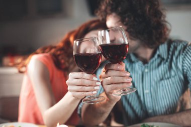 Zarif içecek ile romantik tarih olan aşık 