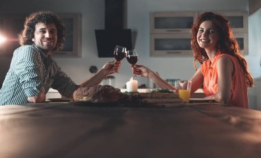 Romantik bir akşam yemeği evimde mutlu evli çift 