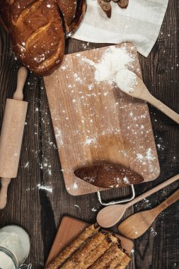 Pişmiş ekmek ve buns masada 