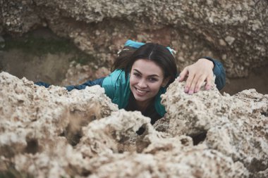 Neşeli kız zevkle dağcılık   