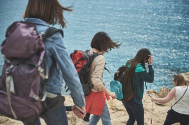 Genç kadın uçurumdan yürüyüş konsantre 