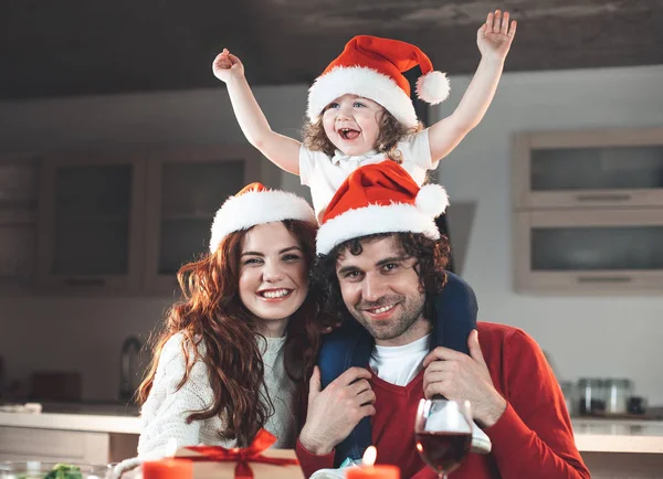 Família excitada celebrando férias de inverno em casa — Fotografia de Stock