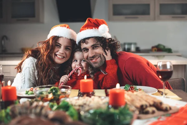 Pais felizes e filha celebrando o Natal em casa — Fotografia de Stock