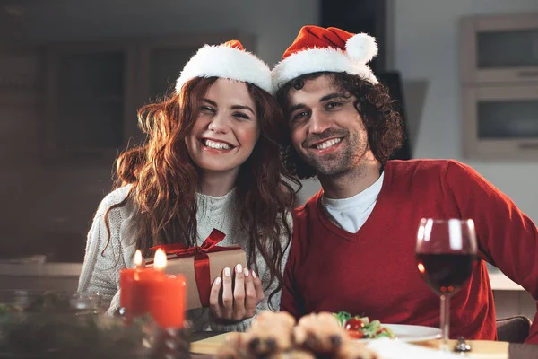 Veselý mladý muž a žena slaví Zimní dovolená — Stock fotografie
