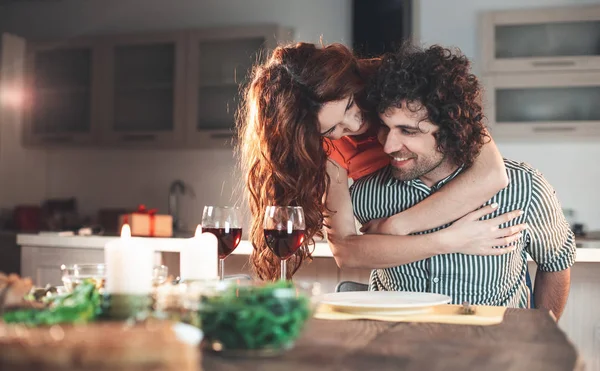 Felice coppia amorevole coccole durante la cena romantica — Foto Stock