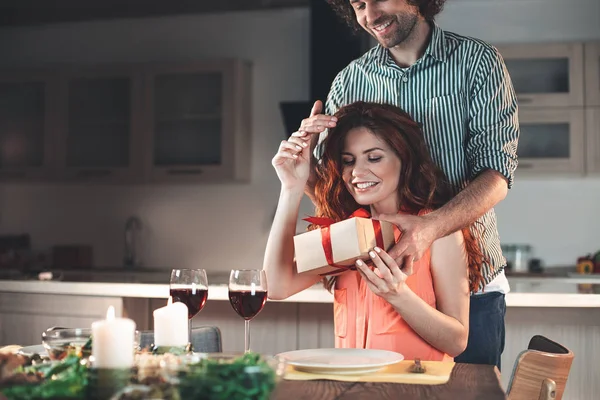 Feliz pareja amorosa celebrando aniversario en la cocina — Foto de Stock