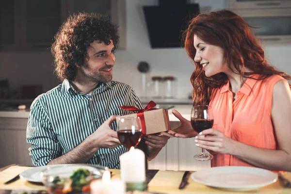 Casal alegre celebrando evento especial em casa — Fotografia de Stock