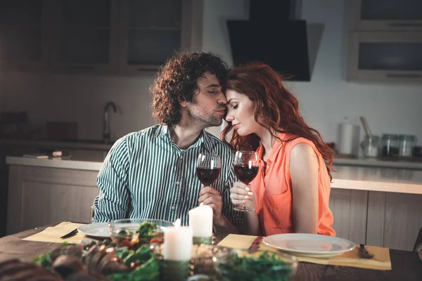 Relaxado casal amoroso tendo jantar à luz das velas — Fotografia de Stock