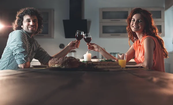 Casal feliz ter jantar romântico em casa — Fotografia de Stock