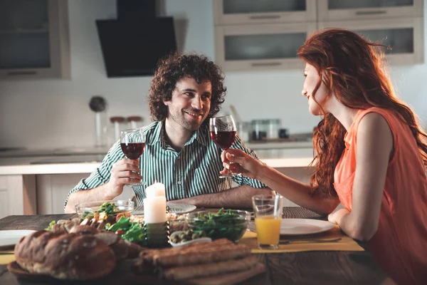 Wesoły mężczyzna i Kobieta, pili wino w kuchni — Zdjęcie stockowe