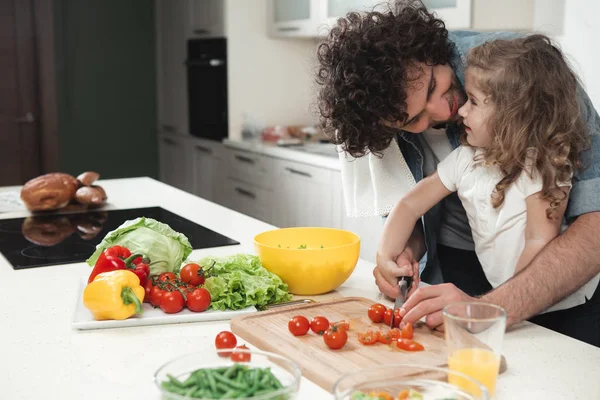 Happy family cutting vegetables for lunch — Stock Photo, Image