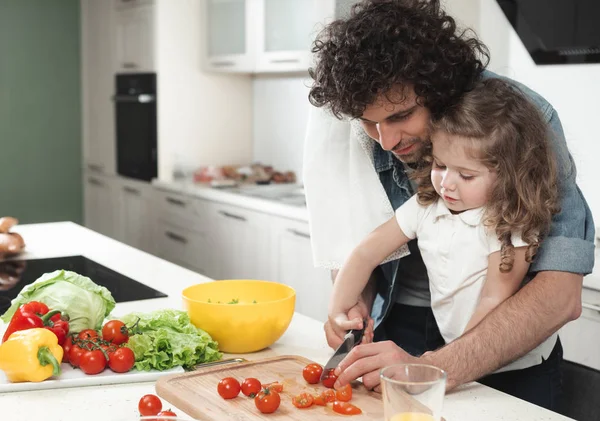 Pai alegre e filha fazendo salada na cozinha — Fotografia de Stock