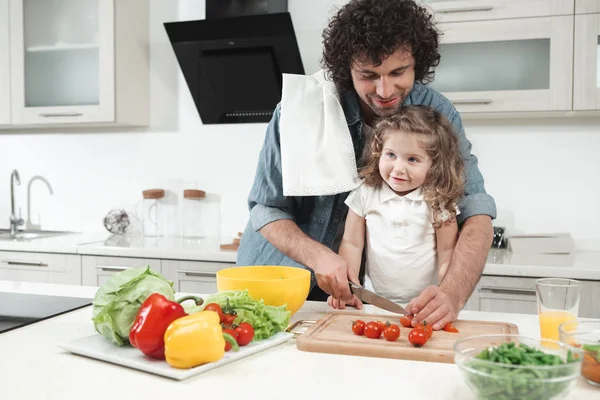 Padres alegres enseñando a su hijo a cocinar — Foto de Stock