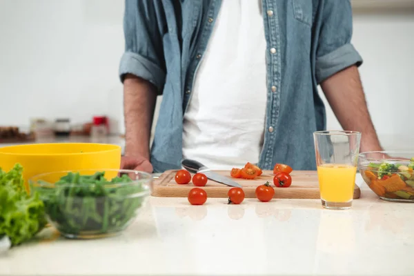Persona maschile che fa insalata con verdure fresche a casa — Foto Stock
