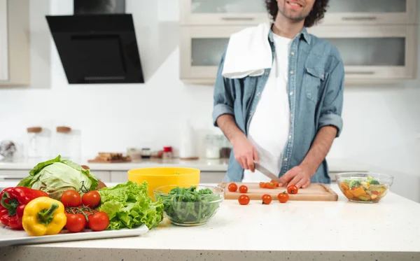 Lycklig kille att göra sallad i cook rum — Stockfoto