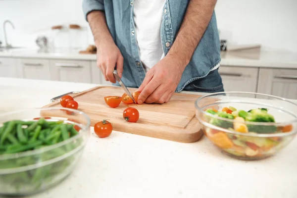 Человек делает здоровый обед из свежих овощей — стоковое фото