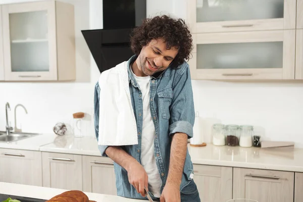 Alegre ama de casa de corte de alimentos en la sala de cocina — Foto de Stock