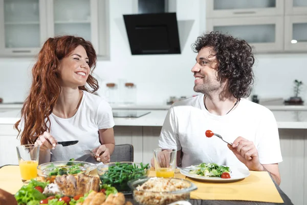 Marido y esposa positivos almorzando sanos en casa — Foto de Stock
