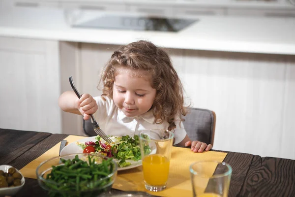 Słodkie dziecko o smaczny obiad w domu — Zdjęcie stockowe