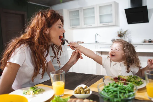 Alegre família jantar juntos na cozinha — Fotografia de Stock