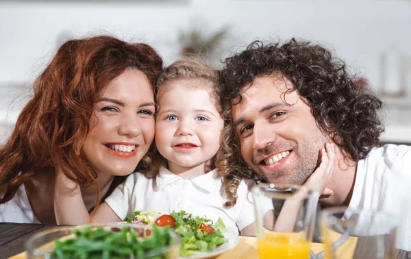 Família positiva tendo jantar saudável com prazer — Fotografia de Stock
