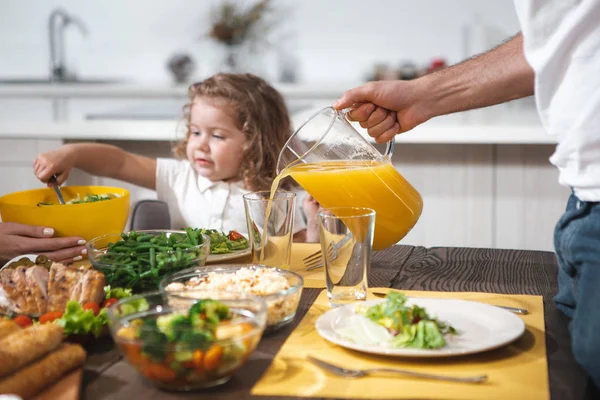 Pai alegre servindo bebida saudável para sua filha — Fotografia de Stock