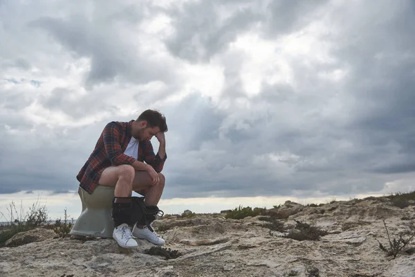 Depressieve man verbeelden dat hij aan de kust is — Stockfoto