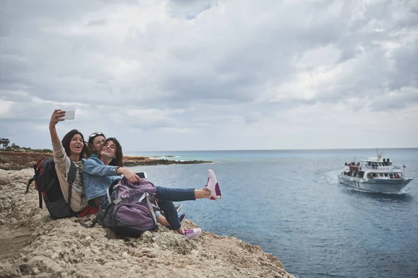 Alegre tres niñas divirtiéndose en la playa — Foto de Stock