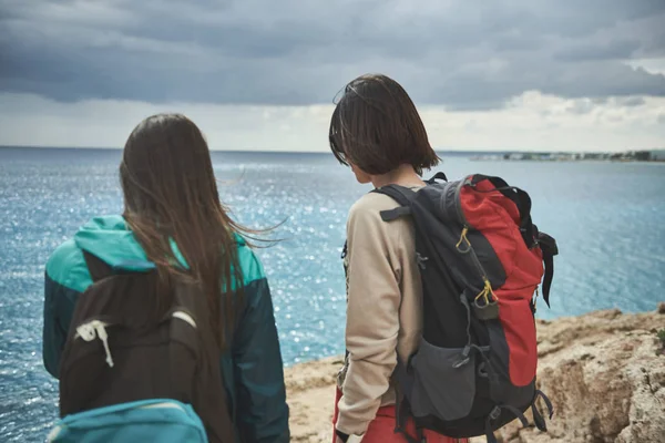 Активные девушки наслаждаются видом на море после похода — стоковое фото